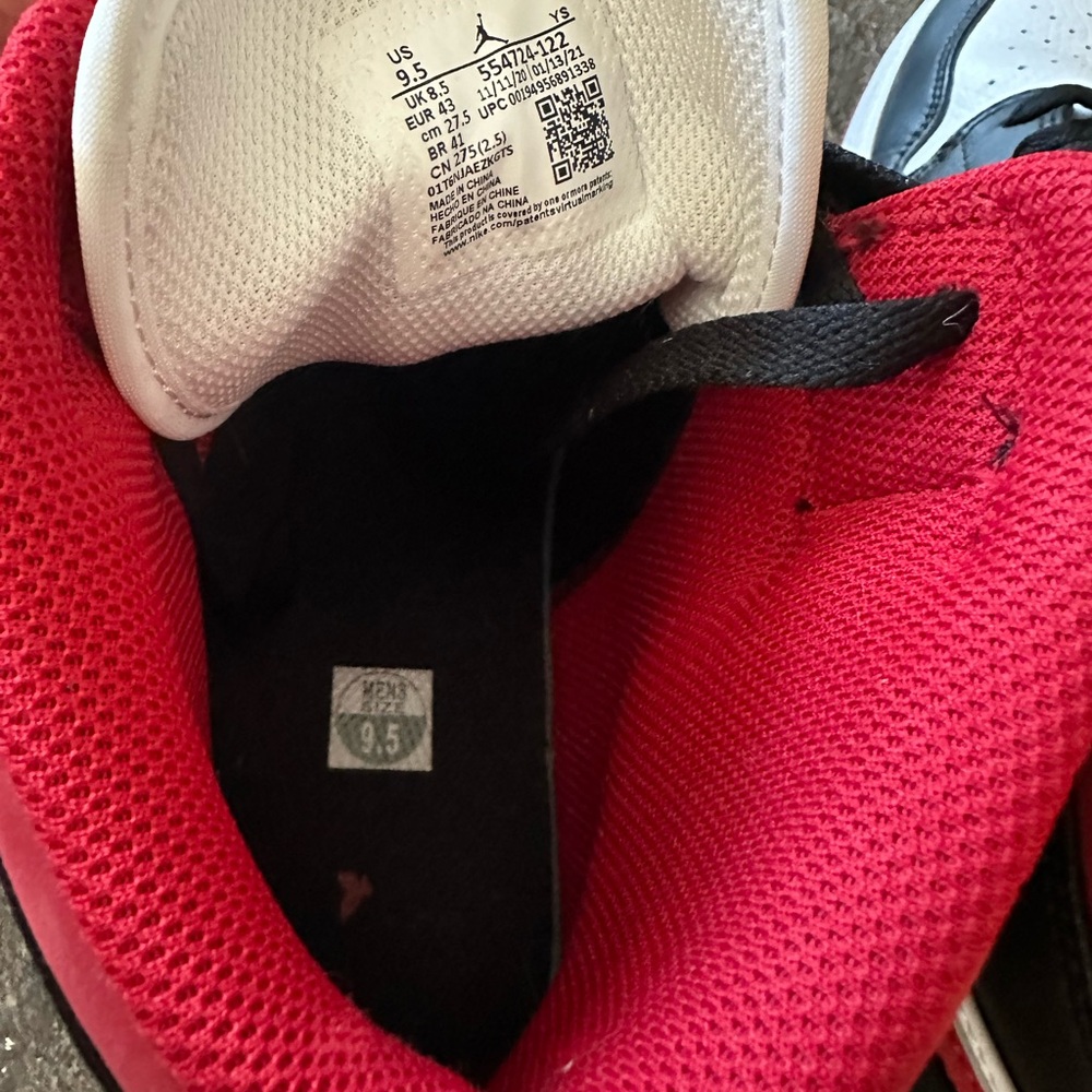 Air Jordan 1 Mid Black and Red - Picture 2 of 6